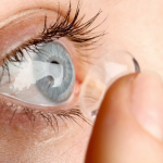 Повышают ли контактные линзы риск COVID-19?